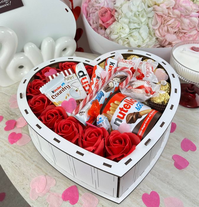 Солодкий подарунковий бокс з премім солодощами Kinder до 14 лютого