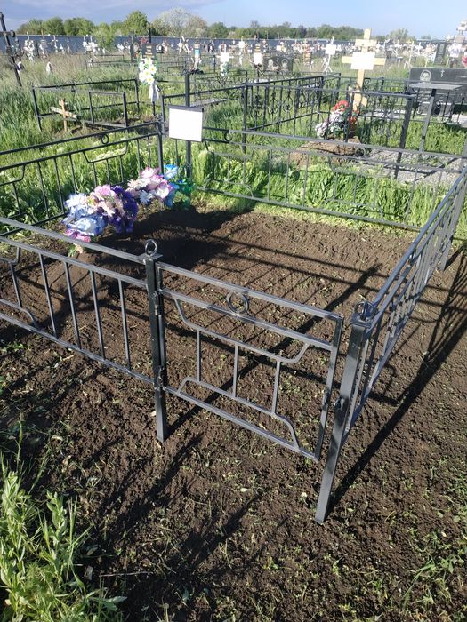 Уборка могил, покраска оград, установка столов, установка оград