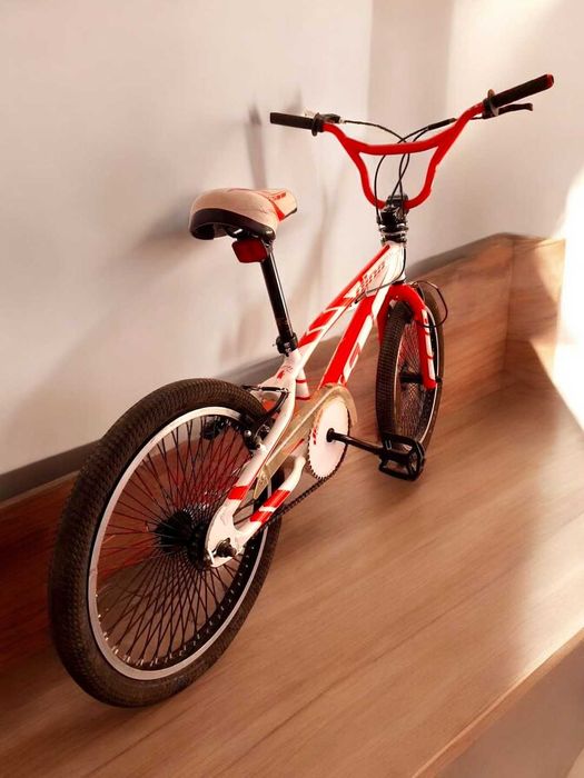 Bicicleta BMX Vermelha e Branca