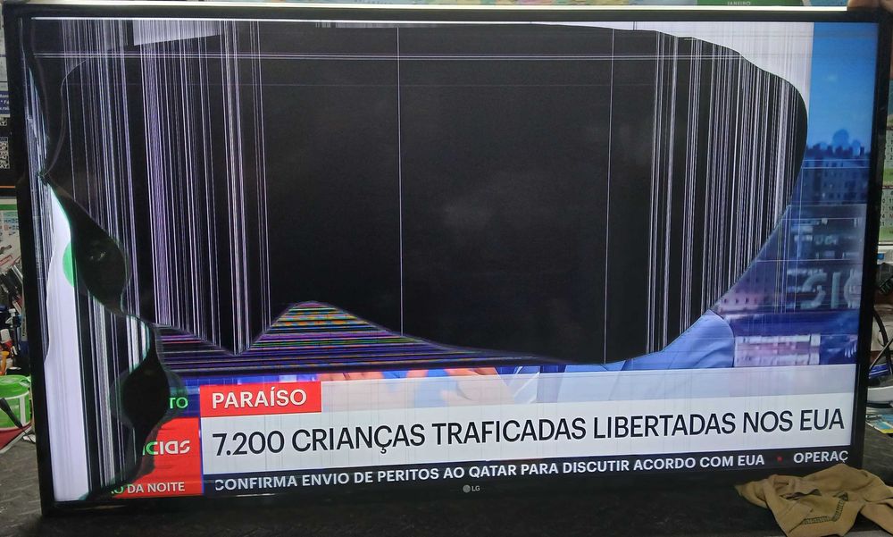 PEÇAS - TV LED 43" - LG 43UM7050PLF - com Ecrã Partido!!
