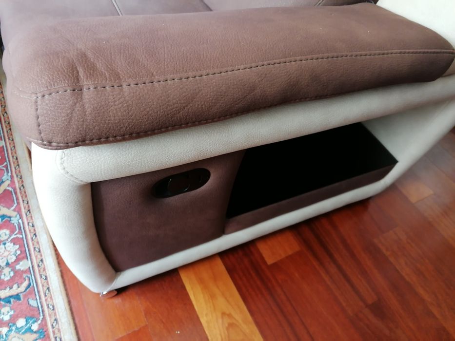 Sofá de dois lugares.