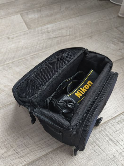 Продам зеркальний фотоапарат Nikon D40