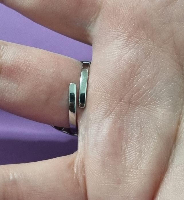 Anel prateado, em aço inoxidável, com uma pérola. Ajustável