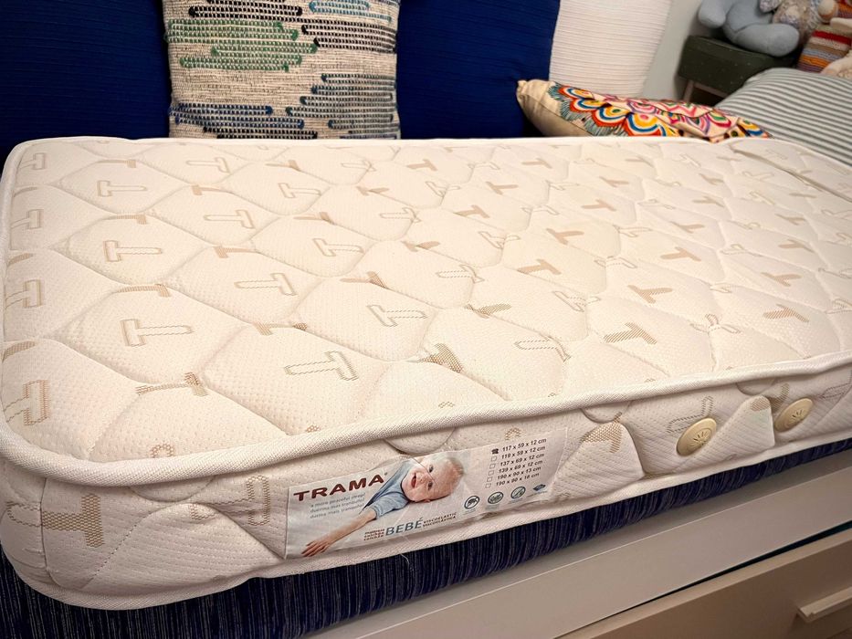 Cama e colchão de bébé