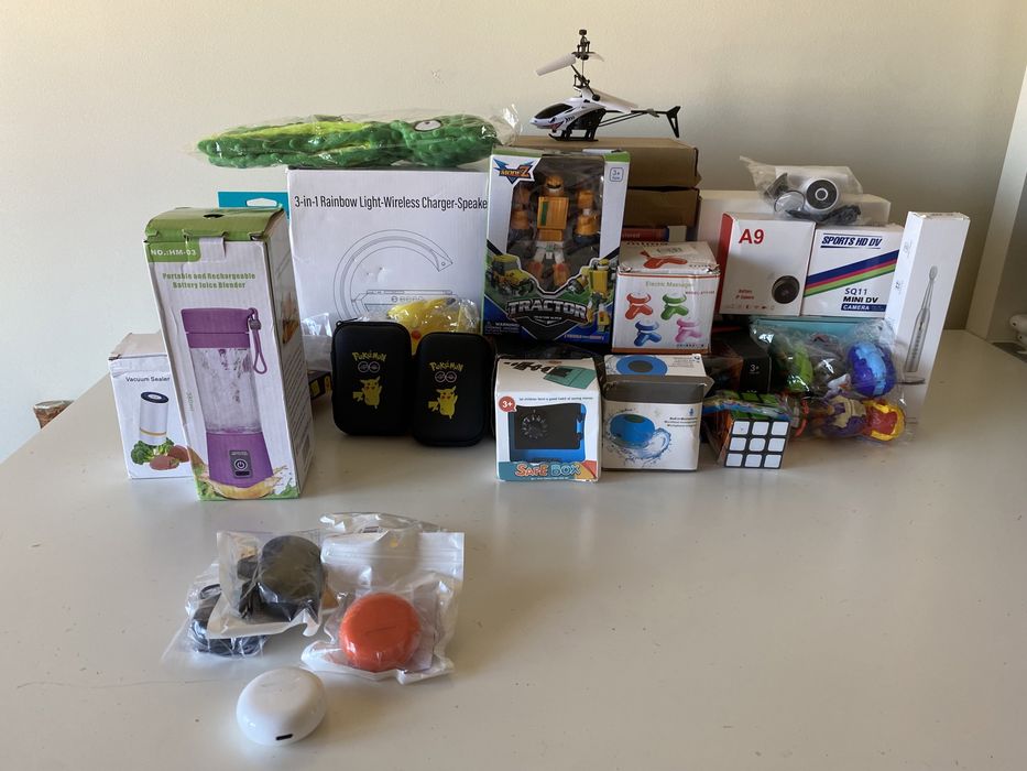Vários produtos de tecnologia e Brinquedos