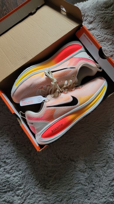 Buty do biegania Nike Vomero 18 Red 43Yellow