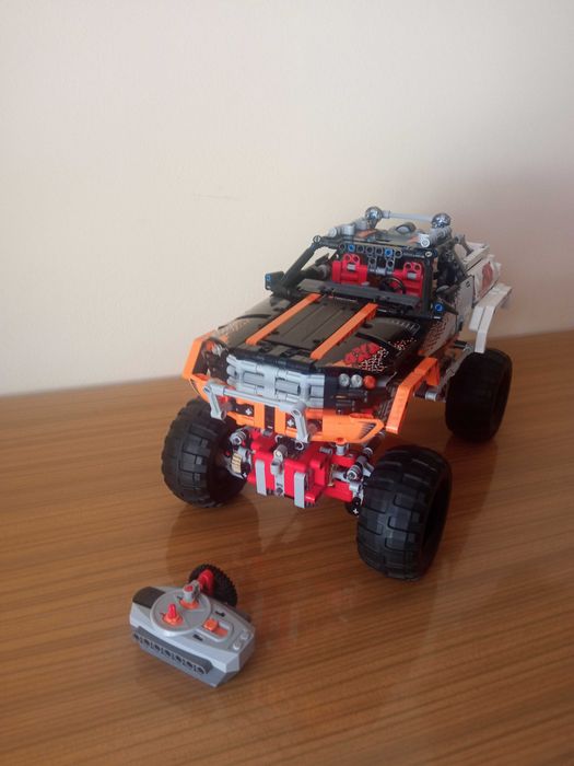 Model LEGO Technic 9398 4x4 Crawler