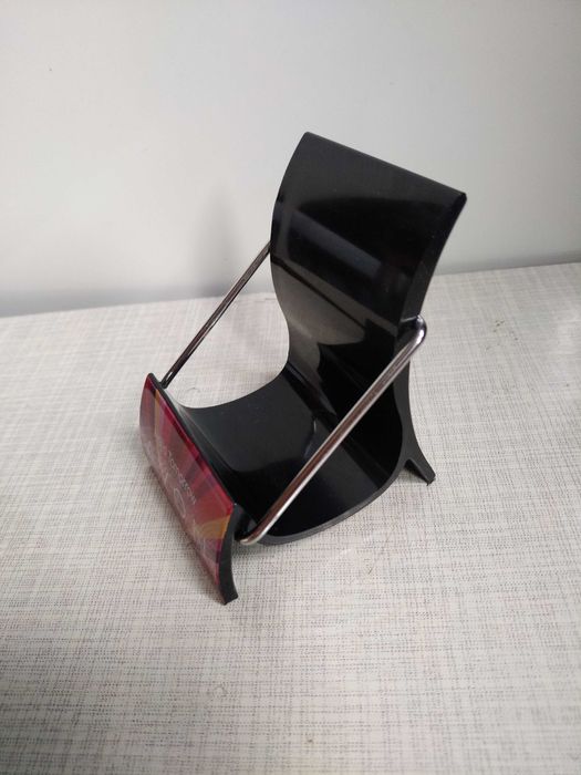 Настольная подставка-держатель для телефона.