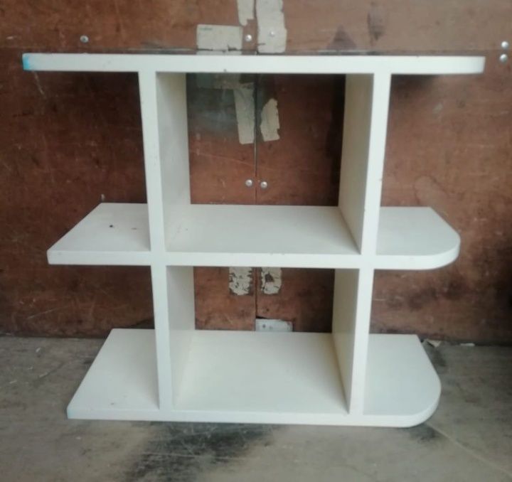 Estantes/prateleiras de madeira ou metal ou plástico/poliéster