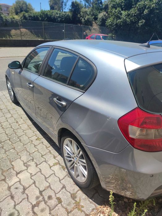 Vendo BMW 120d (E87) de 2006 com caixa automática, em muito bom estado geral de mecânica e interiores. Carro muito dinâmico e confortável foto 3