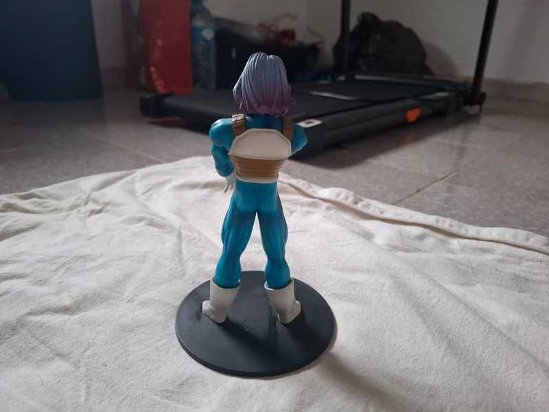Figura Trunks Dragon Ball Z com base Colecionável