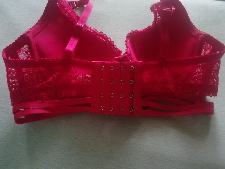 Czerwony koronkowy stanik z paskami
