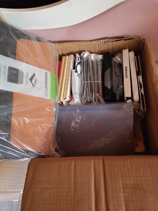 Box z akcesoriami do telefonów