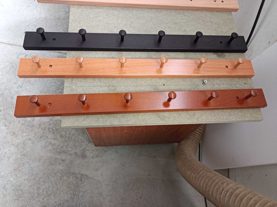 Cabides de parede em madeira