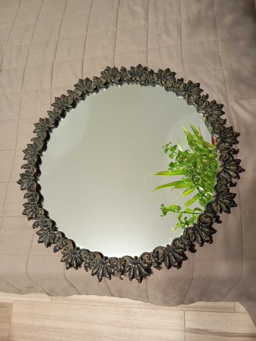 Дзеркало у латунній оправі