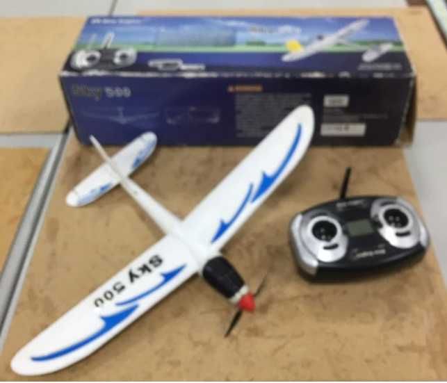Продам іграшку б/у літаючу радіокеровану модель мотопланера