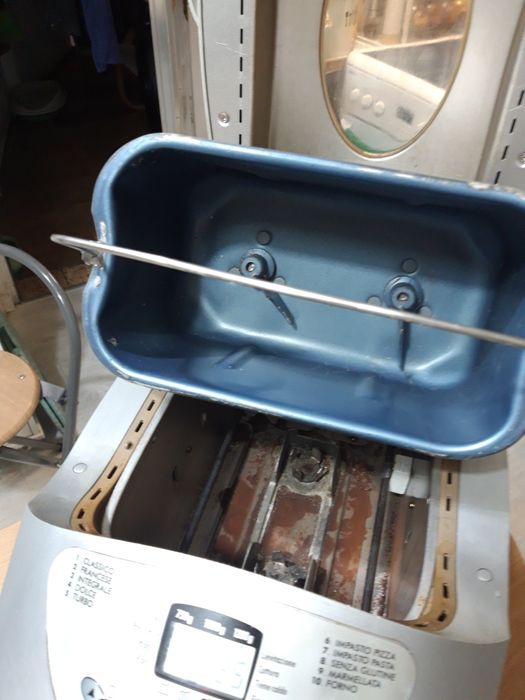 Máquina de  fazer pão usada.