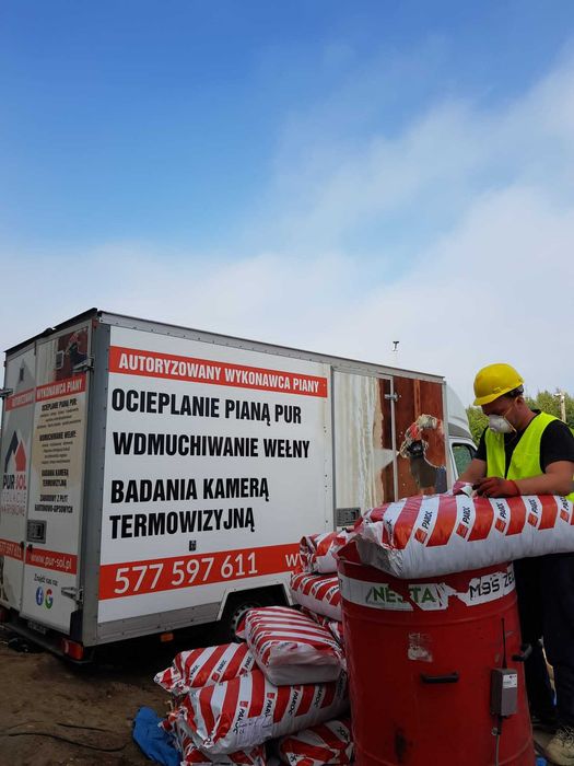 Wdmuchiwanie celulozy wełny waty ocieplanie stropów wiązarów dachów
