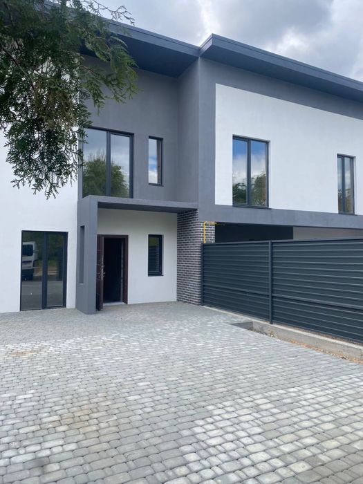 Цікавий, проект будинку на декілька входів для життя або бізнесу.