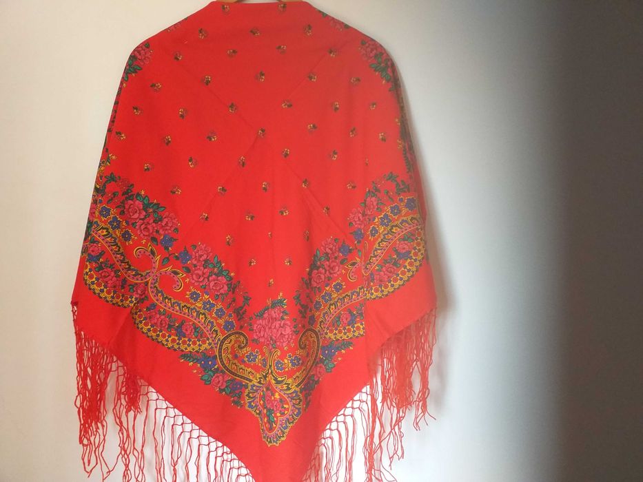Lenço vermelho com franja