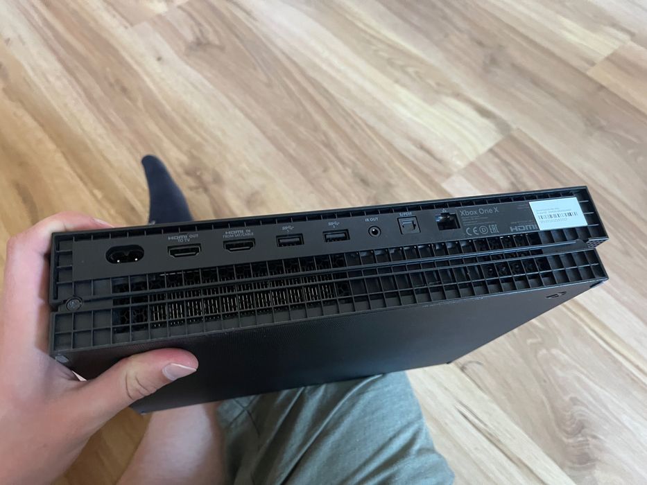 Xbox One X z kontrolerem