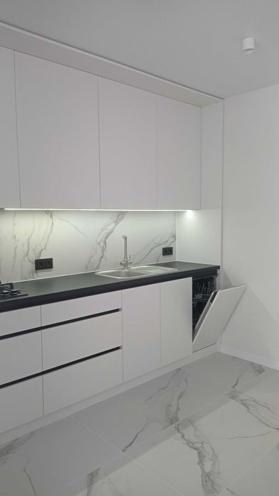 Сучасна 2 кімн.кв.Озерна+паркомісце.