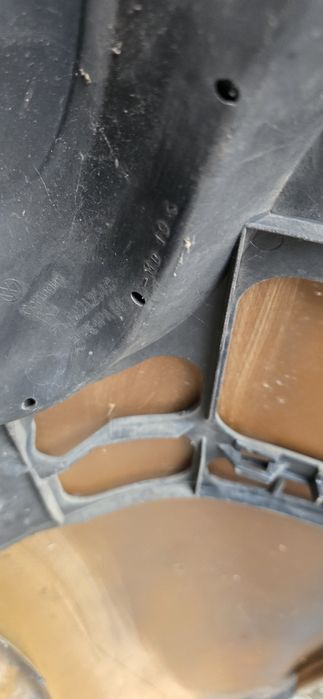 Błotnik prawy przód VW Touareg 7L lift 06-10  LR7M