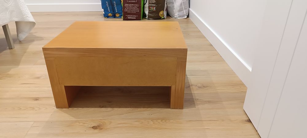 Mesa de cabeceira em bom estado
