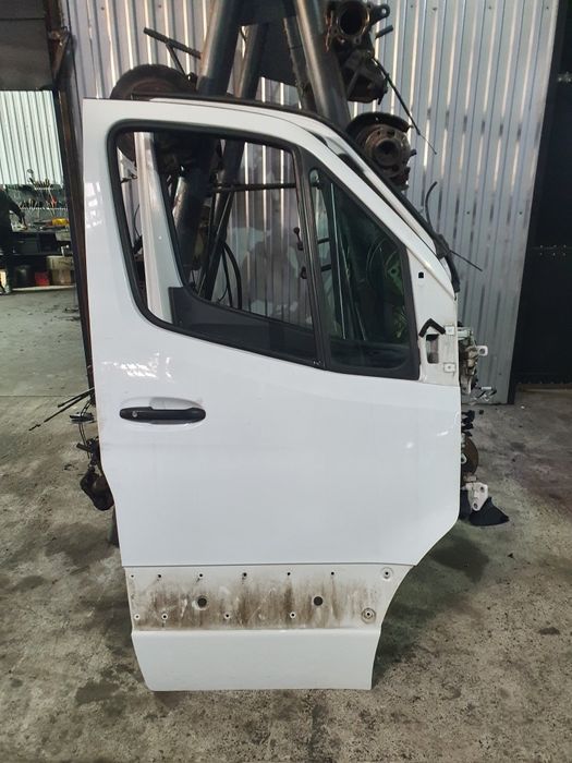 Дверка передня права Mercedes-Benz Sprinter w907 w910 2018+
