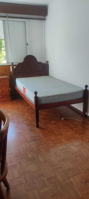 Cama com colchão - excelente estado