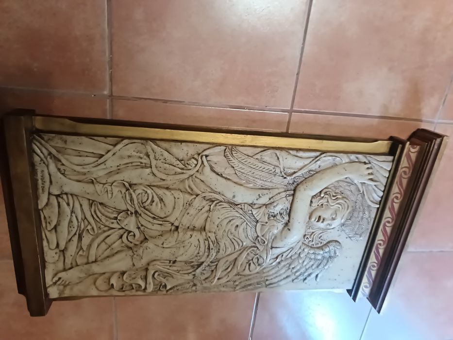 Quadros esculpidos e assinados