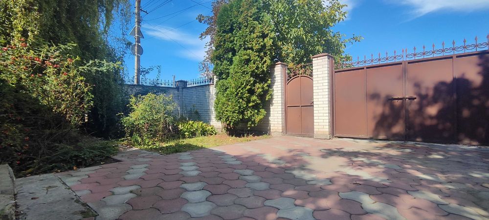 Продається одноповерховий цегляний будинок земельною ділянкою