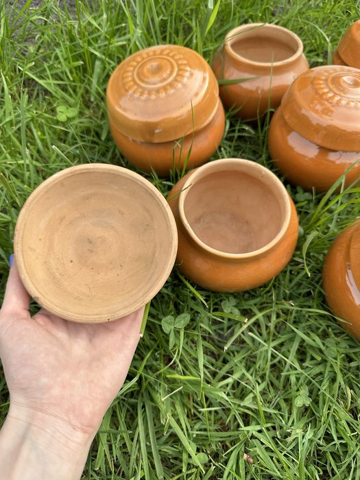 Глиняні глечики давні, не були у використанні