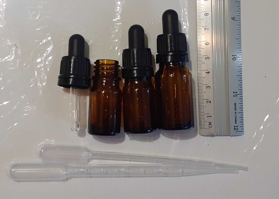 Szklane butelki z pipetka