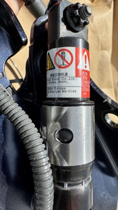 Lexus ES 2018- завіси петли пирапатрон  капота в сборі з пірапатроном