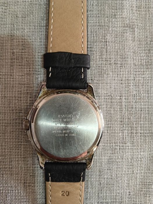 Relógio Casio com bracelete em pele genuína