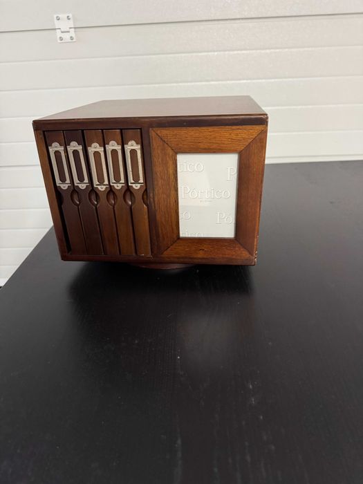 Porta fotografias giratório da Pórtico