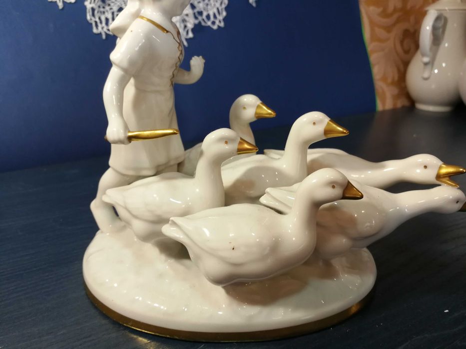 Porcelanowa figura manufaktury Gerold " Gęsiareczka "