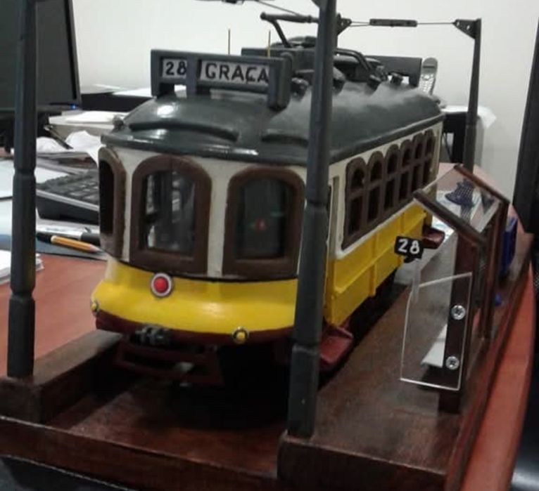 Maquete de elétrico trabalho feito todo manual...