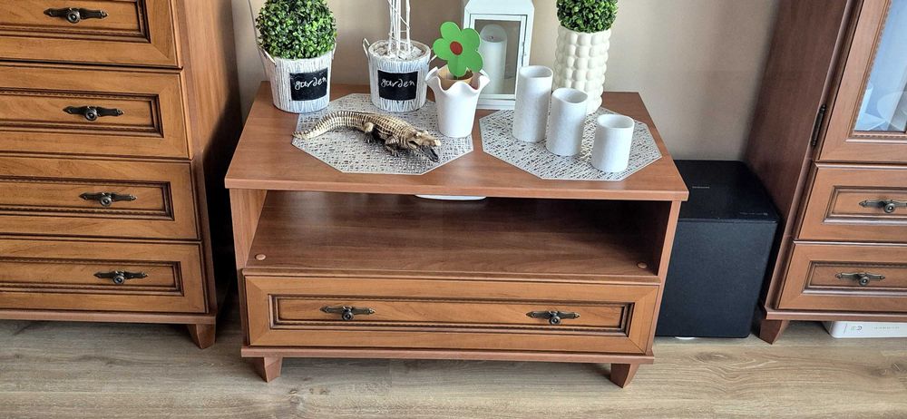 Sprzedam Stoł rozkładany z krzesłami + szafka rtv i witryna