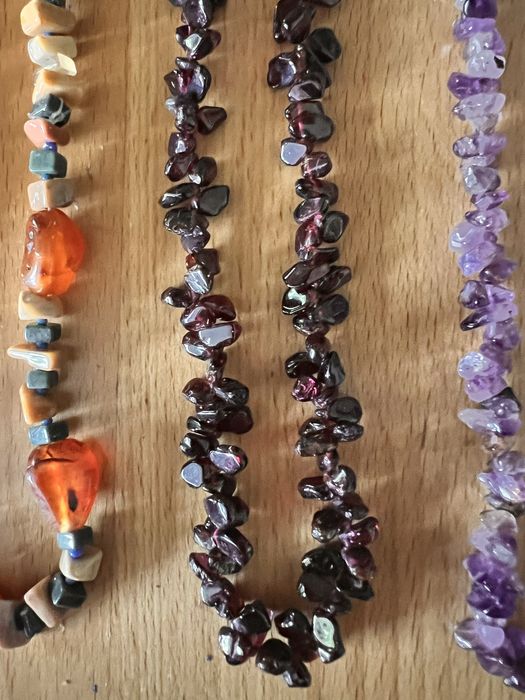 Trzy naszyjniki z naturalnymi kamieniami.