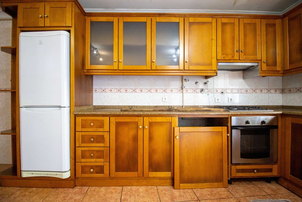 Conjunto de móveis de cozinha em madeira