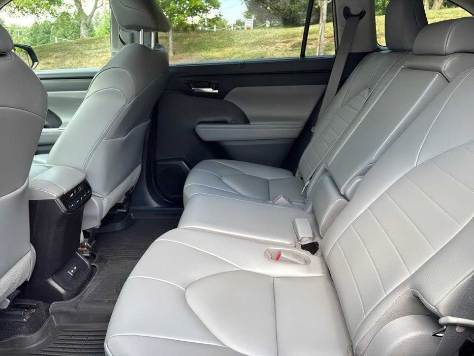 Toyota Highlander Hybrid      2022