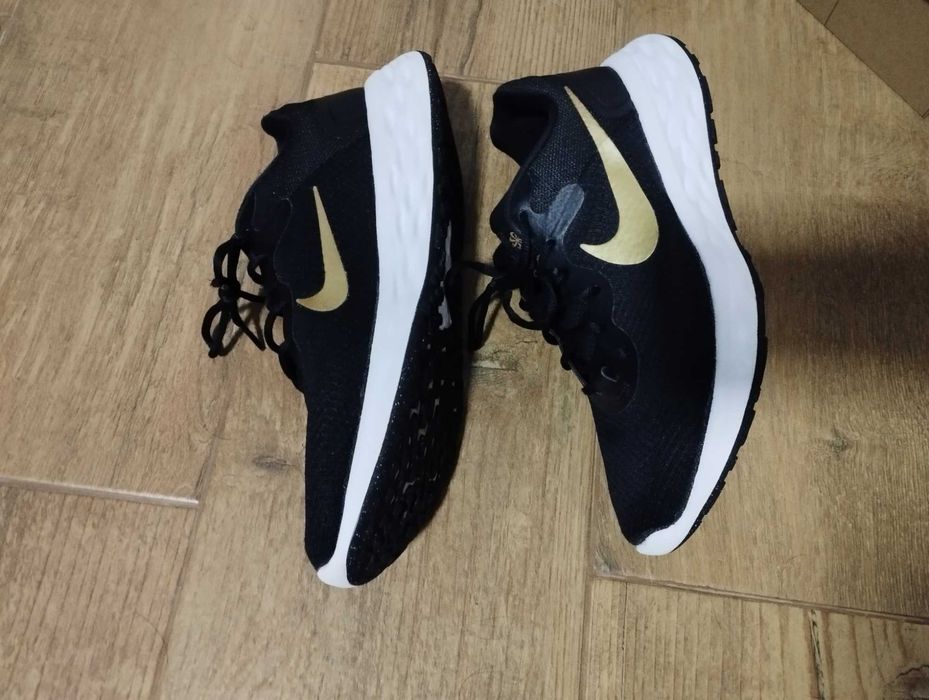 Sapatilhas Nike Revolution 6 Pretas c/ Dourado 42