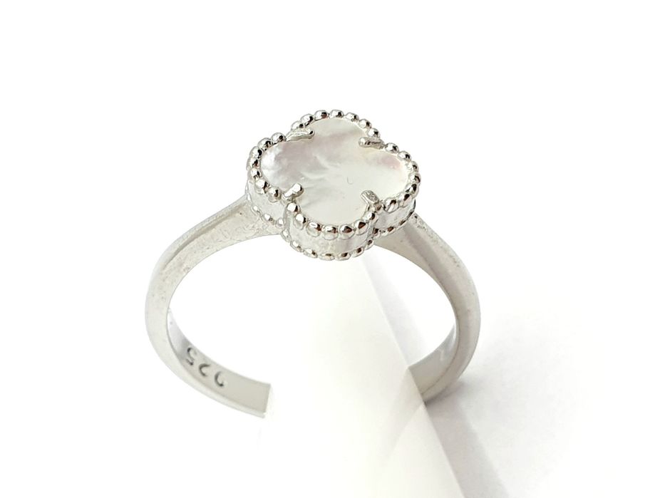 Pierścionek srebrny pr.925 z białą koniczyną r.17