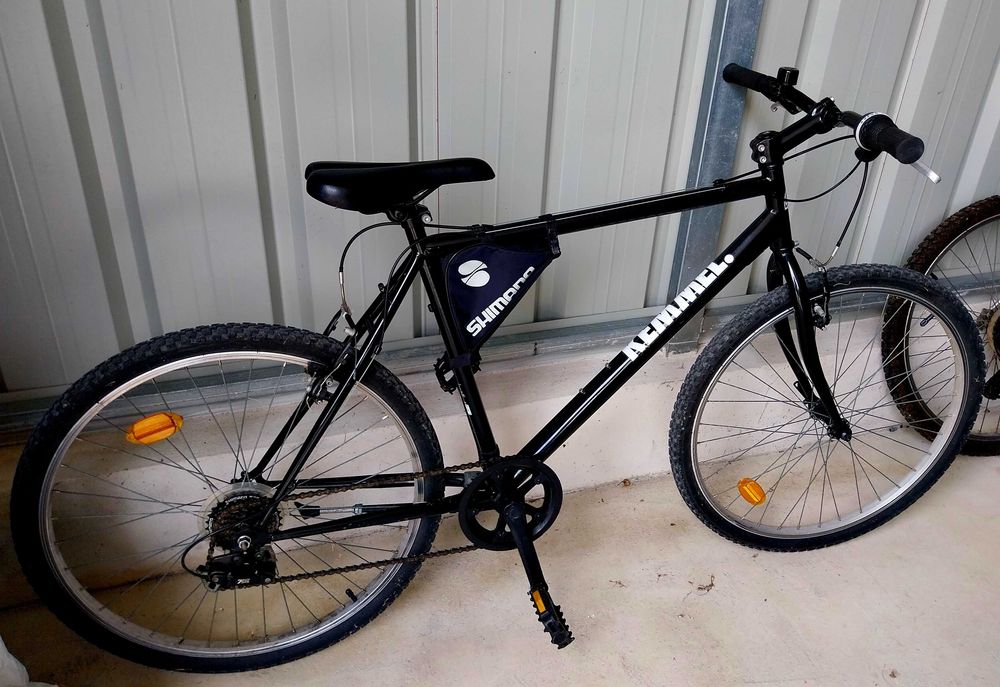 Bicicleta preta com mudanças