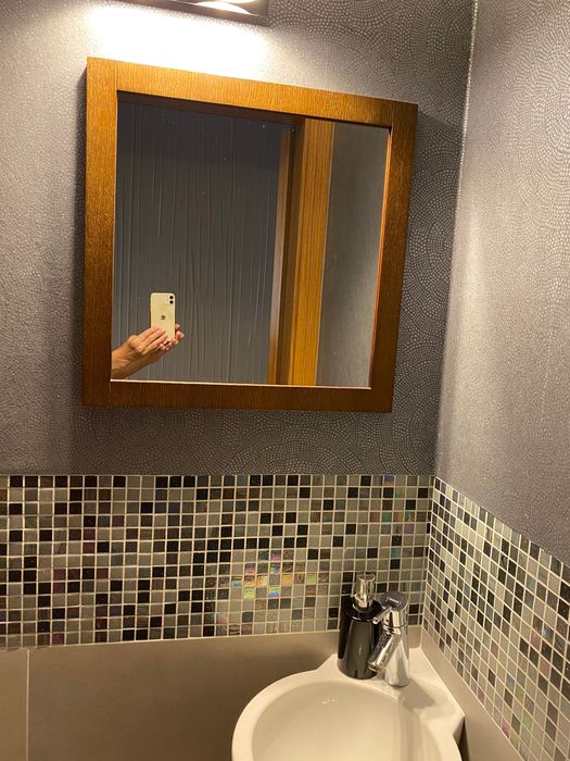 Lustro w drewnianej ramie