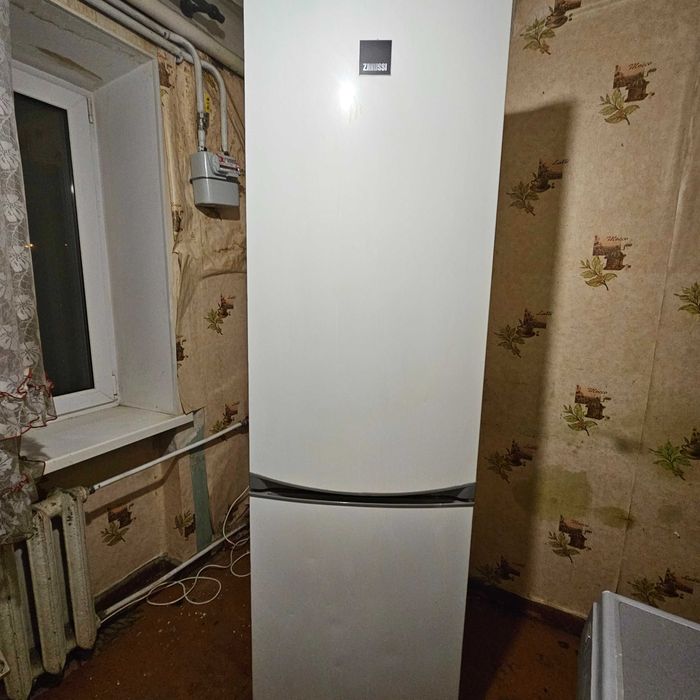Холодильник Zanussi ZRB38212WA No Frost бу (вживане)