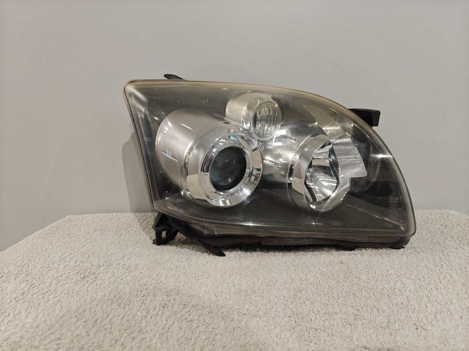 Lampa Prawy Przód Toyota Avensis II Generacji T25 EUROPA