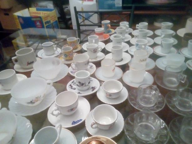 Conjunto de 100 Chávenas Marcas Diversas